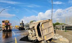 Balıkesir’de yol yarıldı, hafriyat kamyonu içine düştü