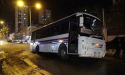 Özel halk otobüsü çukura düştü, şoförü “Yol yarıldı içine girdik” dedi