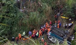 Guatemala’da yolcu otobüsü köprüden düştü: 51 ölü