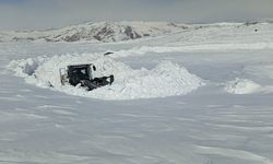 Hakkari’de 3 metreyi bulan karda yol açma çalışması