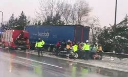 Otoyolda tırın altına giren otomobil kağıt gibi ezildi: 1 ölü, 3 yaralı