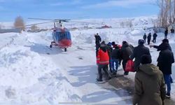 Yolu karla kapanan köydeki hastanın yardımına ambulans helikopter yetişti