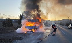 Çankırı'da seyir halindeki minibüs alev topuna dönüştü