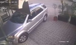 Kuaförlük yapan kiracısının dükkanına otomobille daldı...