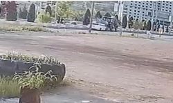 Otomobilin su tankerinin altına girdiği anlar güvenlik kamerasına yansıdı