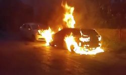 Pendik’te park halindeki otomobil alev topuna döndü