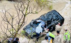 Otomobil dereye uçtu aynı aileden 1 çocuk öldü, 4 kişi yaralandı
