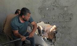 İki duvar arasında sıkışan ineği balyozla duvarı kırarak kurtardılar