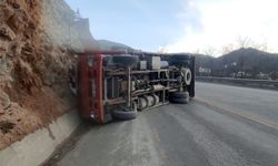 Kastamonu’da meyve yüklü kamyon devrildi
