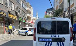 Fenalaşıp yola yığılan adamın üzerinden araç geçti