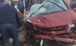 Otomobil, kamyonla çarpıştı 14 yaşındaki sürücü hayatını kaybetti