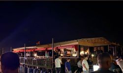 Halatları kopan duba restoran müşterilerle birlikte Fırat Nehri’nde sürüklendi