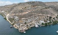 Tekneyle gidilen batık mahalleye 25 yıl sonra yol yapıldı