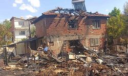 Tutuşan perde onca yıllık emeklerini küle çevirdi