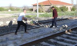 6 aydır paralarını alamadıklarını iddia eden ustalar, yaptıkları yoldaki taşları söktü