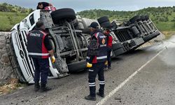 Çankırı’da meydana gelen kazada tır şarampole devrildi
