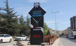 Yer Altı Tuz Şehri’ne Kılıç Dişli Kaplan figürlü yön tabelaları