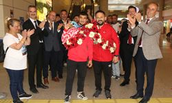 Dünya Şampiyonu Milli Halterci Ramazan Efe Yılmaz, havalimanında karşılandı