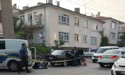 Sokak ortasında uyuşturucu krizine girdiği öngörülen 2 kişi hayatını kaybetti
