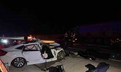 Kamyona çarpan otomobilde 2 kişi hayatını kaybetti
