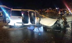 İki araç kafa kafaya çarpıştı: 5 ölü, 2 yaralı