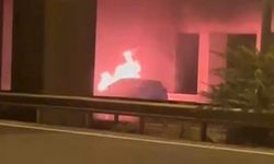 D100’de alev topuna dönen otomobil kullanılamaz hale geldi