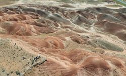 Mars’ı andıran ’Gökkuşağı Tepeleri’ ziyaretçi akınına uğruyor