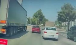 Tırın kör noktasında kalan otomobil, kullanılmaz hale geldi