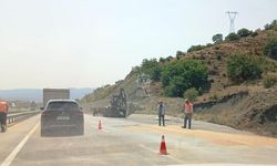 Ankara-Çankırı karayolunda tahıl yüklü traktör devrildi