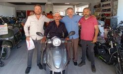 Çankırılı esnaftan engelli vatandaşa elektrikli motosiklet hediye etti