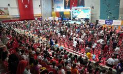 Camiye giden 4 bin çocuk ve genç hediyelerine kavuştu
