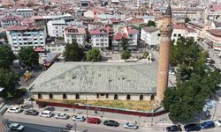 Eğri minaresiyle dikkat çeken 832 yıllık tarihi Sivas Ulu Camii’nin restorasyon çalışmalarına başlandı