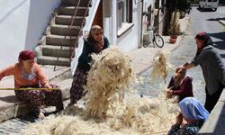 Kadın muhtar başlattı: Yünleri imece usulü havalandırıyorlar