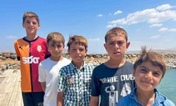 Sodalı Van Gölü çocukların saçlarını sarıya boyuyor