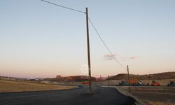 Kurşunlu’da yol genişletildi, elektrik direği yolun ortasında kaldı