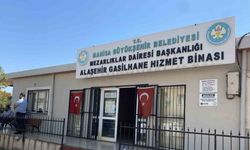 Evinin bahçesinde ağaç kesmeye çalışan adam feci şekilde can verdi