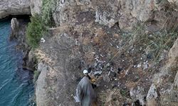 Antalya’da 40 metrelik falezlerde temizlik operasyonu