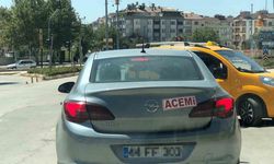 Aracının arkasına ‘acemi’ yazıp trafiğe çıktı