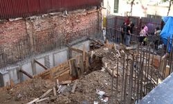 Beyoğlu’nda inşaat alanında göçük: Bir işçi beline kadar toprak altında kaldı