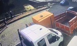 Borçka’da selde tarihi köprünün yıkılma anı kamerada