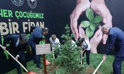 Cumhurbaşkanı Erdoğan, öğrencilerle fidan dikti