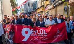 Düşman işgalinden kurtuluşa özel 350 metrelik bayrak caddelerde dalgalandı