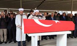Şair ve yazar Yavuz Bülent Bakiler, vasiyeti üzerine Sivas’ta anne ve babasının yanına defnedildi