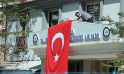 Saldırının olduğu sokak Türk bayraklarıyla donatıldı