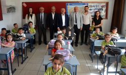 Başkan Öztürk'ten öğrencilere çanta ve kırtasiye hediyesi