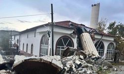 Fırtına minareyi yıktı: Cemaat ölümden döndü