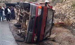 Kamyonet su tahliye kanalına devrildi: 5 yaralı