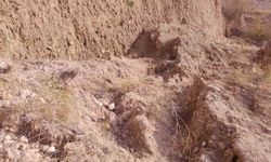 Ankara’da toprak kayması meydana gelen yol trafiğe kapatıldı