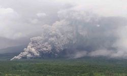 Endonezya’da Semeru Yanardağı patladı, alarm seviyesi en yüksek düzeye çıkarıldı