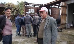 Evi yanan yaşlı çiftçinin biriktirdiği paralar ve eşyaları küle döndü